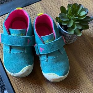 Little girl Plae Lou shoe. Size 6.5